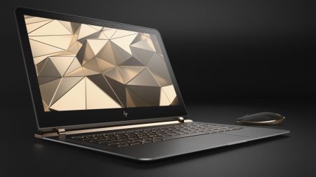 Världens tunnaste dator är en HP HP Spectre 13.3 right facing paired with wireless mouse w