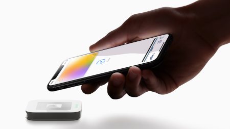 Apple storsatsar på tjänster Apple Card hand iPhoneXS payment 032519