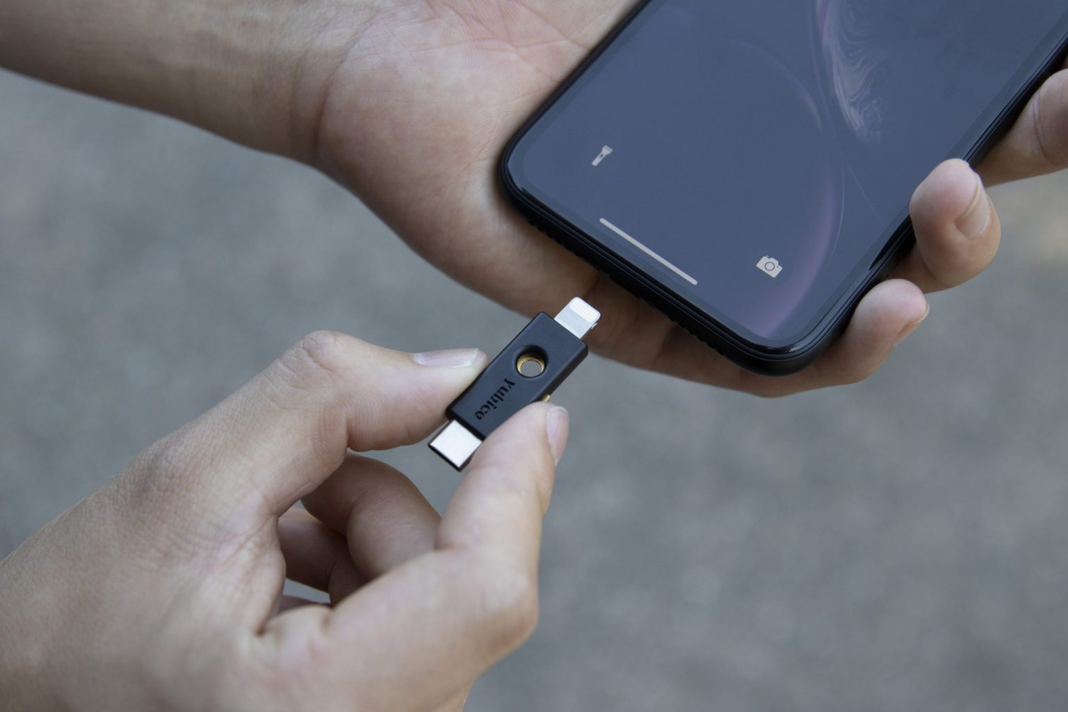 Säkerhetsnyckel för IOS och Android 5ci plugged iphone