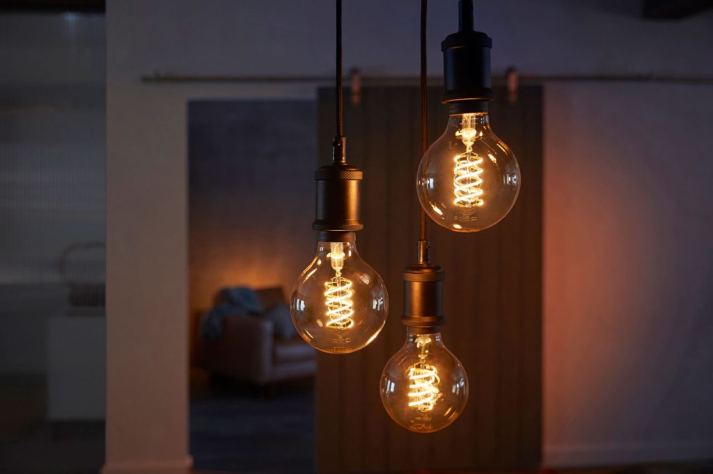 Philips Hue släpper smart eluttag och filament-lampor Philips Hue Filament-lampor