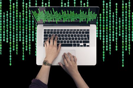 Misstänkt insiderbrott bakom Twitterattack Användare av laptop