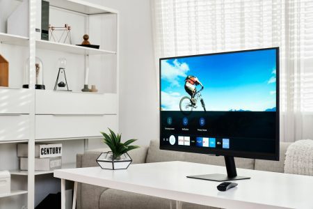 Test: Samsung Smart Monitor M7 – LS32AM700UUXEN Smart Monitor M7 – on desk