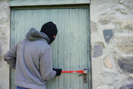 Tips: Så skyddar du dina värdesaker thief 1562699 1920 web