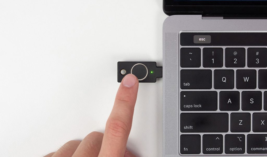 Yubico lanserar YubiKey Bio Series – säkerhetsnyckel med biometrisk inloggning YubiKey Bio med laptop