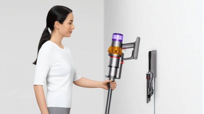 Dyson V15 Absolute – dammsugare placeras i laddställ på väggen