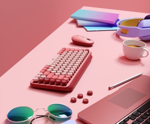 Logitech Pop – rosa tangentbord och mus på skrivbord med dator och kaffe