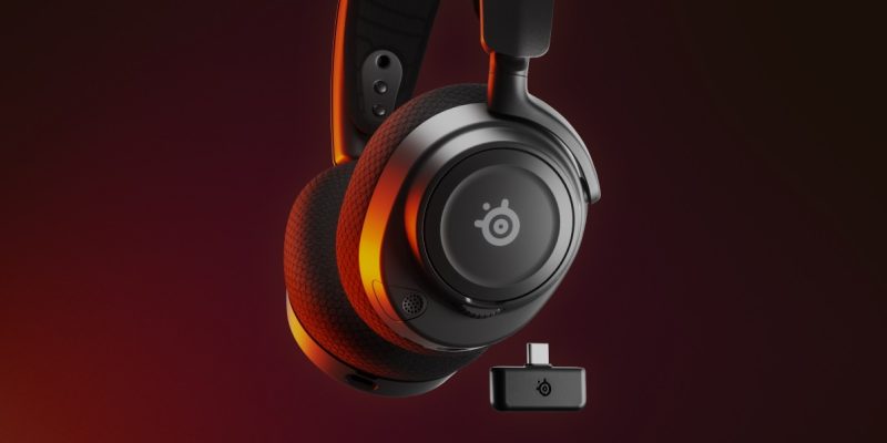 Steelseries Arctis Nova 7 med sin USB C-sängare/mottagare.