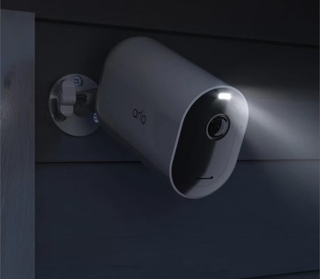 Arlo Pro 4 XL – inbyggd spotlight och mörkerseende