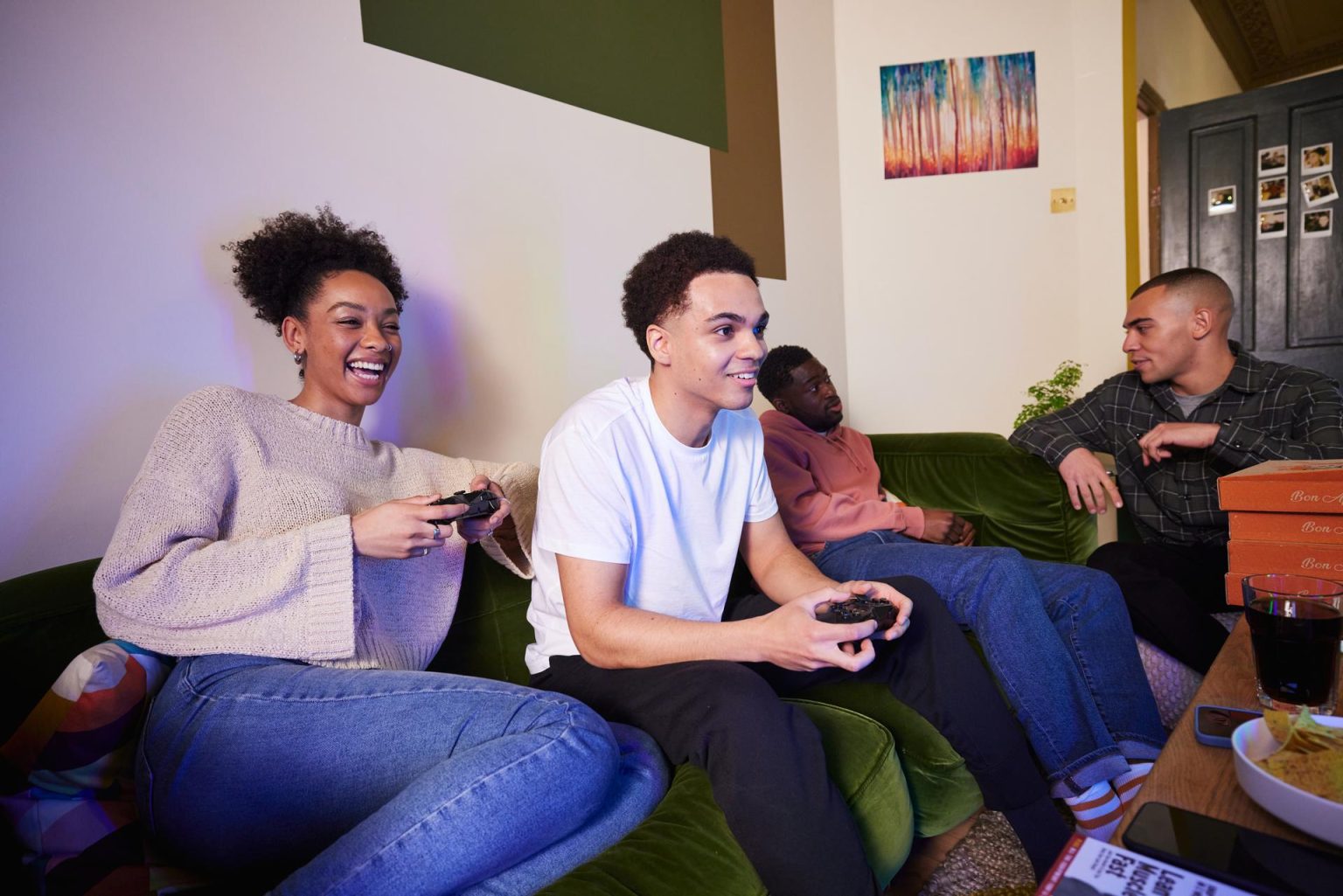 Svenska gamers väljer bort julklappar och hämtmat för gaming 01 College Roommates 03 0011 2