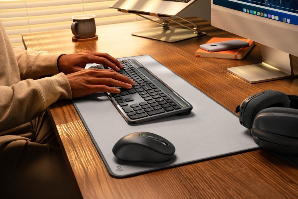 Logitech Signature Slim Solar Plus
