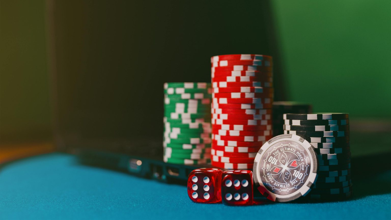 Vilken enhet är bäst för online casino? Mobil, surfplatta eller dator chips ad